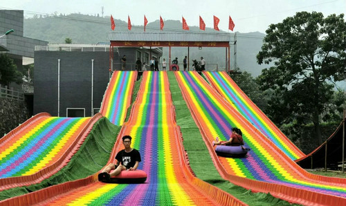 临泽七彩旱滑儿童彩虹滑梯游乐设备景区旱地滑雪圈网红旱雪滑道
